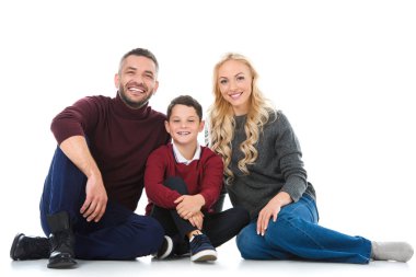 Anne ve oğlu sonbahar kıyafeti üzerinde beyaz izole kamera, gülümseyen