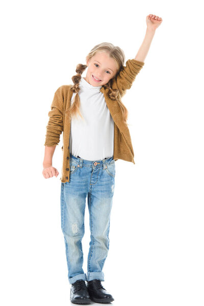 весёлый стильный ребенок позирует в осеннем наряде, изолированный на белом
