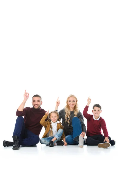 Família Feliz Com Crianças Apontando Para Cima Isolado Branco — Fotografia de Stock