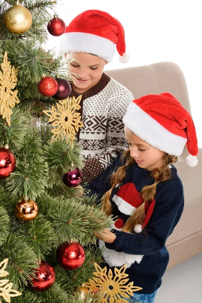 Broer Zus Kerstmuts Versieren Kerstboom Geïsoleerd Wit — Stockfoto