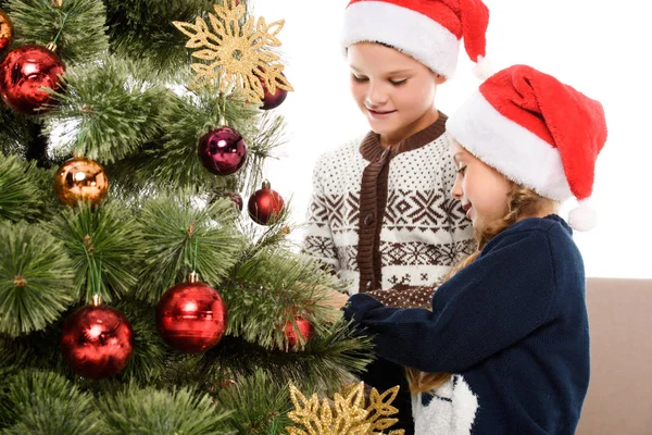 Gelukkige Jonge Geitjes Kerstman Hoed Versieren Kerstboom Samen Geïsoleerde Wit — Gratis stockfoto