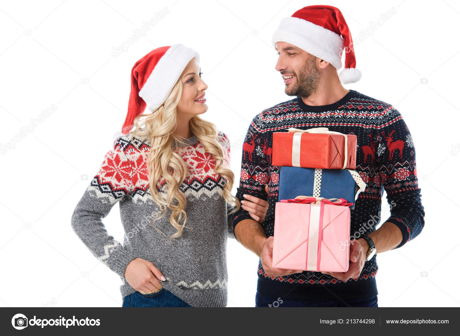 Joli Couple De Noël En Chapeaux De Père Noël Tenant Des Cadeaux