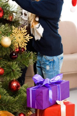 Çocuklar hediye kutuları ile Noel ağacı yakınındaki görünümünü kırpılmış