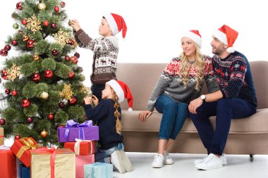 Noel ağacı, beyaz izole dekorasyon çocuk bakarak Noel Baba şapkaları ebeveynler