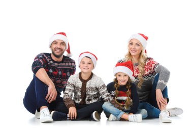 Noel Kazak ve santa şapka, üzerinde beyaz izole oturan çocuklu mutlu anne