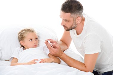 Baba çok güzel hasta kızı ise elektronik termometre sıcaklığı üzerinde beyaz izole yatakta yalan ile bakarak