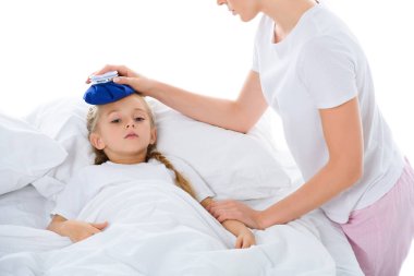 beyaz izole yatakta yalan sıcaklık ile hasta kızın kafasına buz torbası holding üst