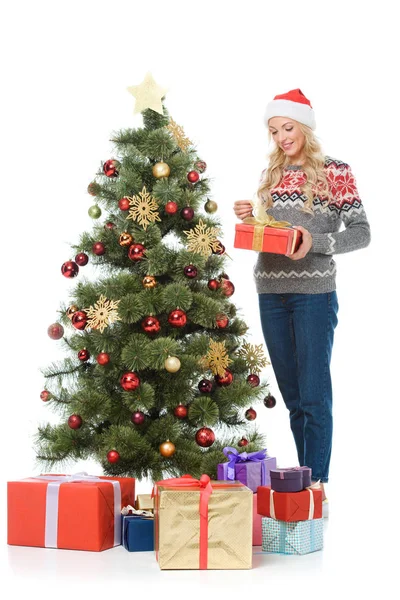 美丽的快乐的女人把礼物在圣诞树下 孤立的白色 — 图库照片