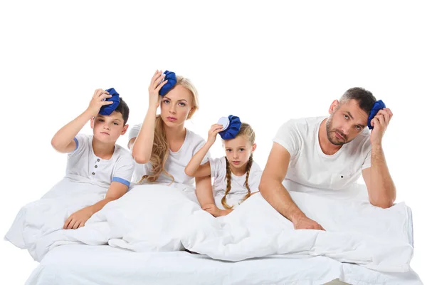 Ziek Familie Bedrijf Koelelementen Hoofden Zittend Bed Geïsoleerd Wit — Stockfoto