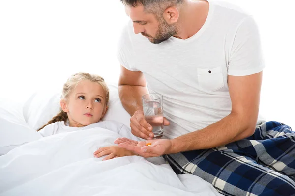 Padre Dando Pillole Bicchiere Acqua Alla Figlia Malata Isolato Bianco — Foto Stock