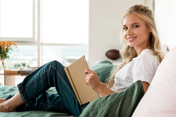 Zijaanzicht Van Mooie Jongedame Met Boek Rusten Bed Thuis — Stockfoto