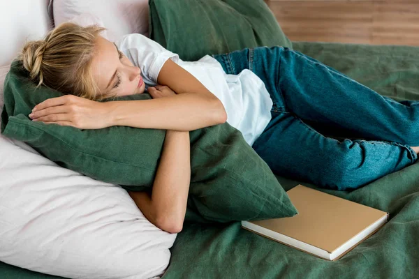 Jeune Femme Dormir Sur Lit Avec Livre Proximité Maison — Photo