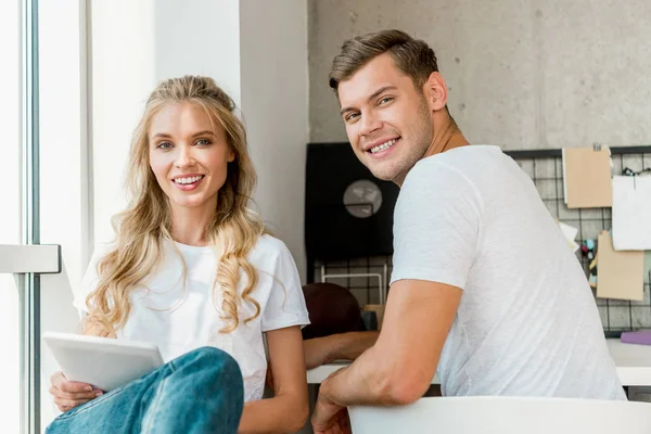 Lachende Vrouw Met Tablet Zitten Buurt Van Vriendje Thuis — Gratis stockfoto