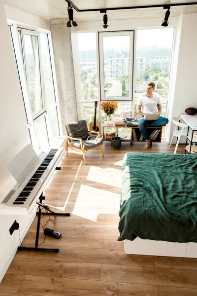 Hombre Joven Ropa Casual Con Portátil Sentado Ventana Casa — Foto de Stock