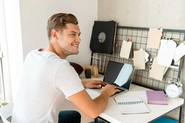 Jonge Man Met Laptop Tafel Glimlachend Thuiskantoor — Stockfoto