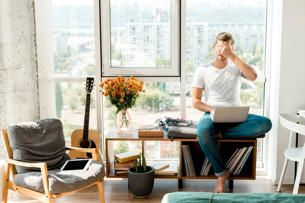 Hombre Joven Ropa Casual Con Portátil Que Cubre Los Ojos — Foto de Stock