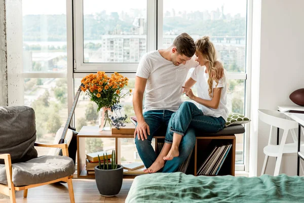 Mutlu Genç Çift Casual Giyim Pencerede Evde Oturan Aşık — Stok fotoğraf