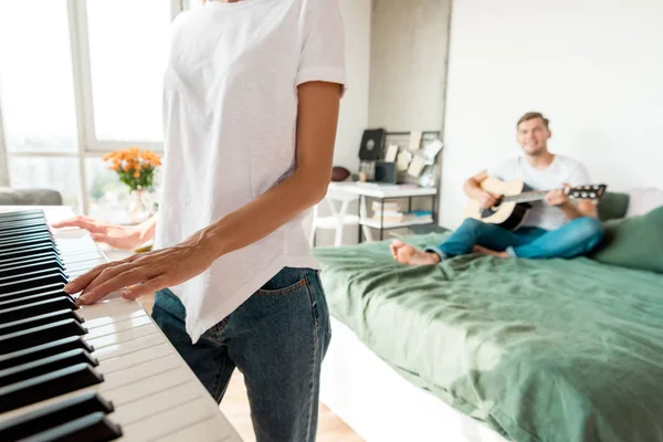 Teilbild Eines Mannes Der Auf Dem Bett Akustikgitarre Spielt Während — Stockfoto