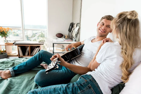 Vista Lateral Del Hombre Sonriente Tocando Guitarra Acústica Para Novia — Foto de stock gratis