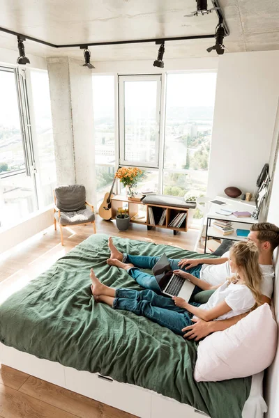 Evde Yatakta Istirahat Dijital Dizüstü Bilgisayar Ile Genç Çiftin Yüksek — Stok fotoğraf