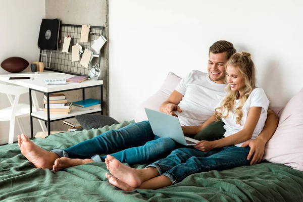 Sorrindo Jovem Casal Com Laptop Digital Descansando Cama Casa — Fotografia de Stock