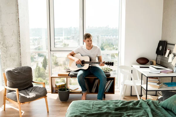 Junger Mann Lässiger Kleidung Spielt Hause Akustikgitarre — Stockfoto