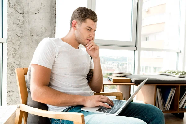 Hombre Pensativo Sillón Usando Ordenador Portátil Casa — Foto de stock gratuita