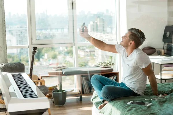 Side View Young Man Taking Selfie Samrtphone Home — Free Stock Photo