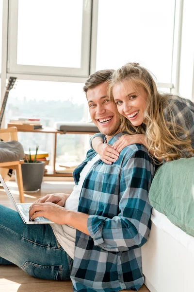 Casal Feliz Com Laptop Digital Casa — Fotografia de Stock