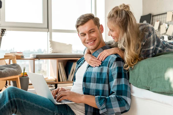 Happy Couple Digital Laptop Home — Free Stock Photo