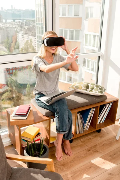 Mujer Joven Auriculares Con Portátil Sentado Ventana Casa — Foto de Stock