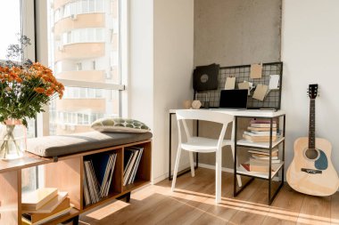 Tablo ve akustik gitar tarafından ev ofis, boş ekran ile dizüstü görünümü kadar kapatın