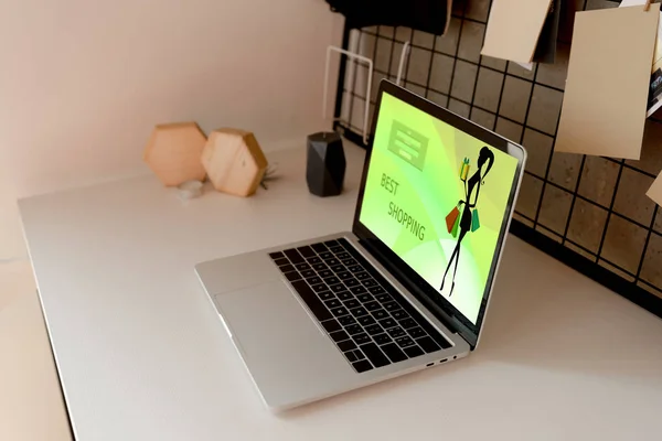 Nära Upp Digitala Laptop Med Bästa Shopping Logotypen Skärmen Bordsskiva — Stockfoto