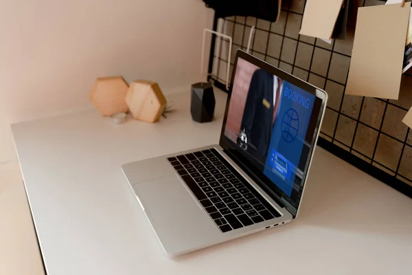 집에서 테이블에 글자와 디지털 노트북의 — 무료 스톡 포토