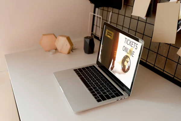 Zbliżenie Cyfrowe Laptop Bilety Online Napis Ekranie Stole Domu — Darmowe zdjęcie stockowe