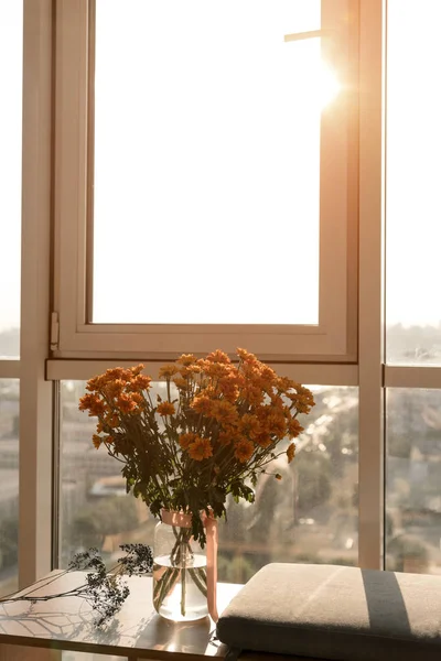 Close Van Mooie Boeket Van Bloemen Permanent Ter Venster — Stockfoto