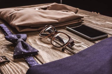 moda erkek giyim, aksesuar ve smartphone ahşap yüzeyde görünümünü kapat