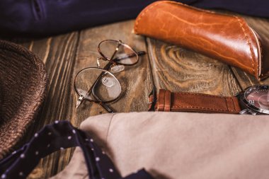 erkeksi accessroies düzenlenmesi bakış ahşap masa üzerinde kapatın