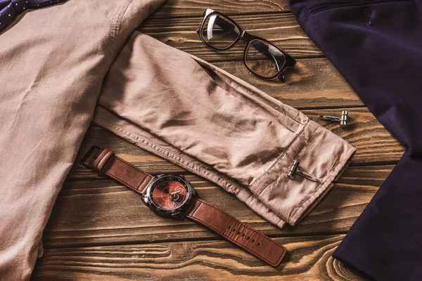 Vue Rapprochée Vêtements Élégants Lunettes Montre Bracelet Sur Surface Bois — Photo