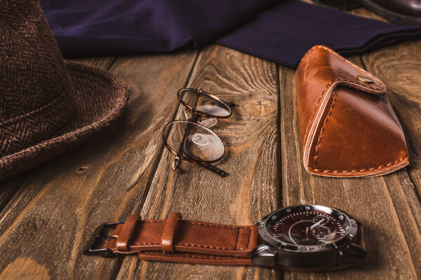 Крупный план расположения мужских аксессуаров на деревянном столе
