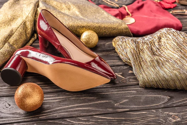 Крупним Планом Красиве Жіноче Червоне Взуття Стильний Одяг Дерев Яній — стокове фото