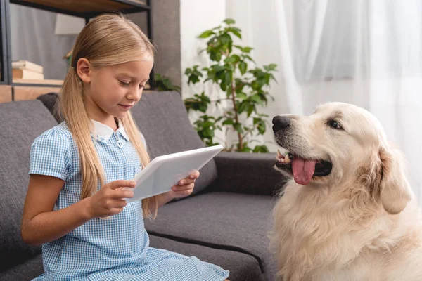 Imádnivaló Kis Gyerek Kanapén Ülve Tabletta Labrador Kutya — Stock Fotó