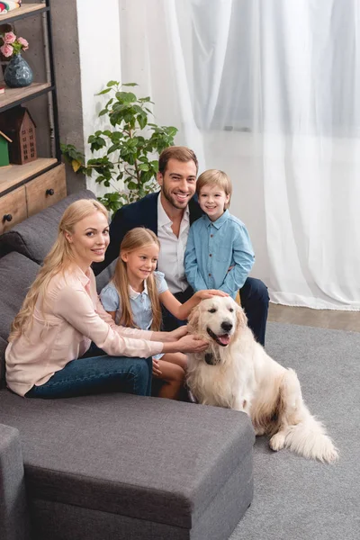 Hög Vinkel Syn Unga Familjen Leker Med Hunden Sittande Soffan — Stockfoto