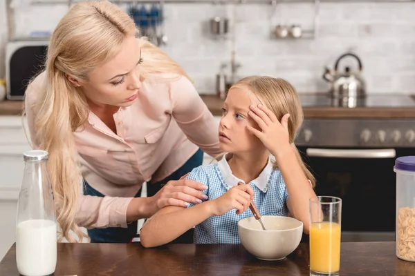 Hija Queja Los Malos Sentimientos Madre Durante Desayuno — Foto de Stock