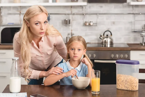 Mother Standing Her Daughter While She Having Breakfast Looking Camera — Free Stock Photo