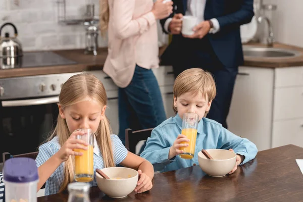 Rozkošné Malé Ratolesti Snídají Spolu Kuchyni Zatímco Rodiče Pití Kávy — Stock fotografie