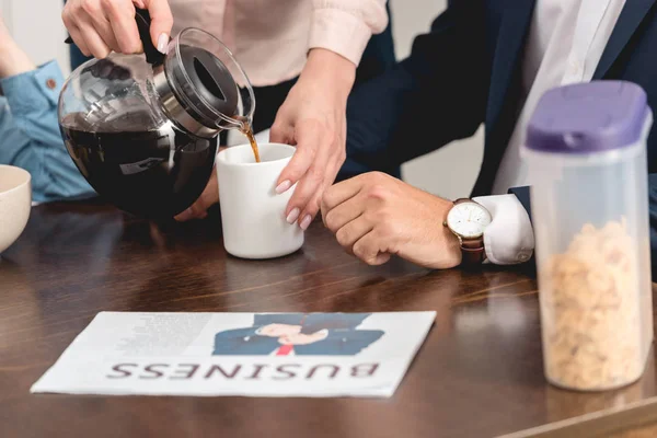 Schnappschuss Von Frau Die Ihrem Mann Beim Frühstück Kaffee Einschenkt — kostenloses Stockfoto