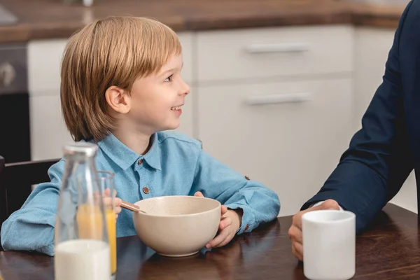 Gelukkig Klein Kind Bij Vader Glimlachen Tijdens Het Ontbijt — Gratis stockfoto