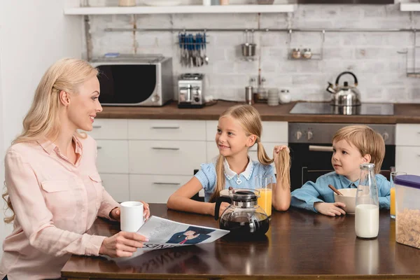 Happy Mother Having Cup Coffee While Sitting Kitchen Kids Breakfast — Stock Photo, Image