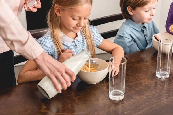 Cropped Shot Mother Pouring Milk Cereal Kids Breakfast — Stock Photo, Image